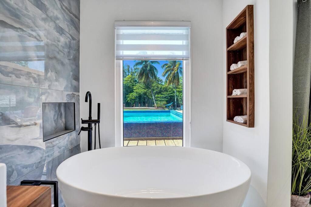 Villa Modern 6 Bedroom Oasis With Pool And Outdoor Bbq Fort Lauderdale