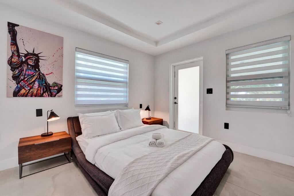 Modern 6 Bedroom Oasis With Pool And Outdoor Bbq Fort Lauderdale