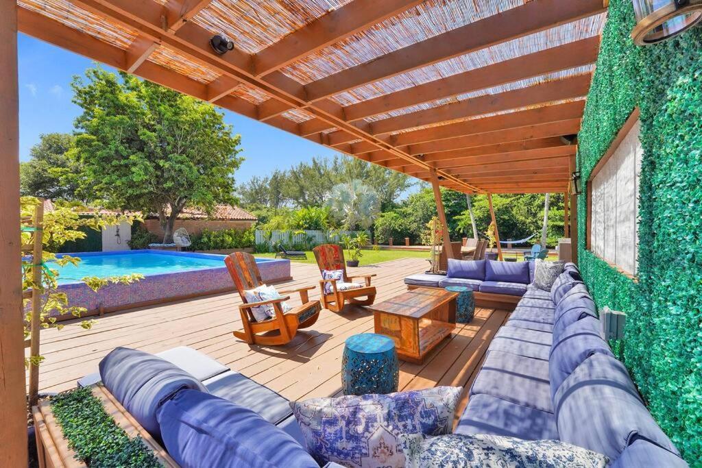 Modern 6 Bedroom Oasis With Pool And Outdoor Bbq Villa