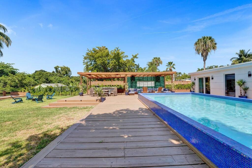 Villa Modern 6 Bedroom Oasis With Pool And Outdoor Bbq *