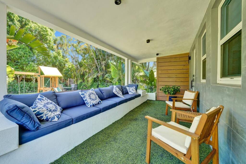 Modern 6 Bedroom Oasis With Pool And Outdoor Bbq *