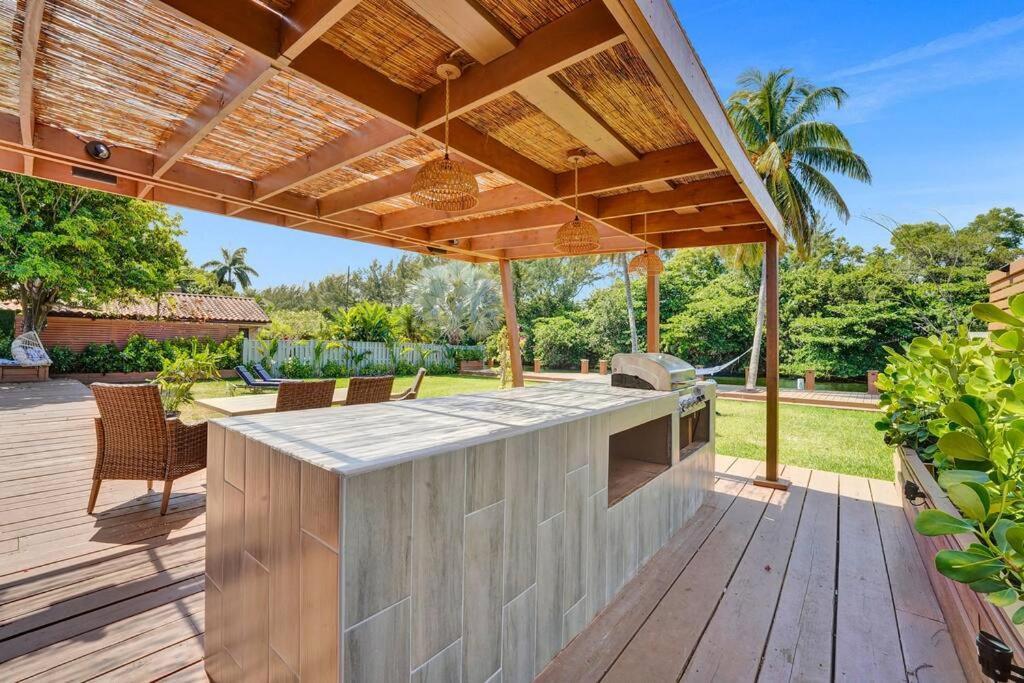 Modern 6 Bedroom Oasis With Pool And Outdoor Bbq Fort Lauderdale