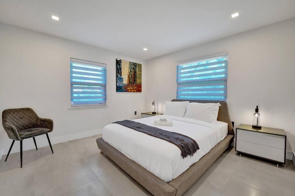 Villa Modern 6 Bedroom Oasis With Pool And Outdoor Bbq