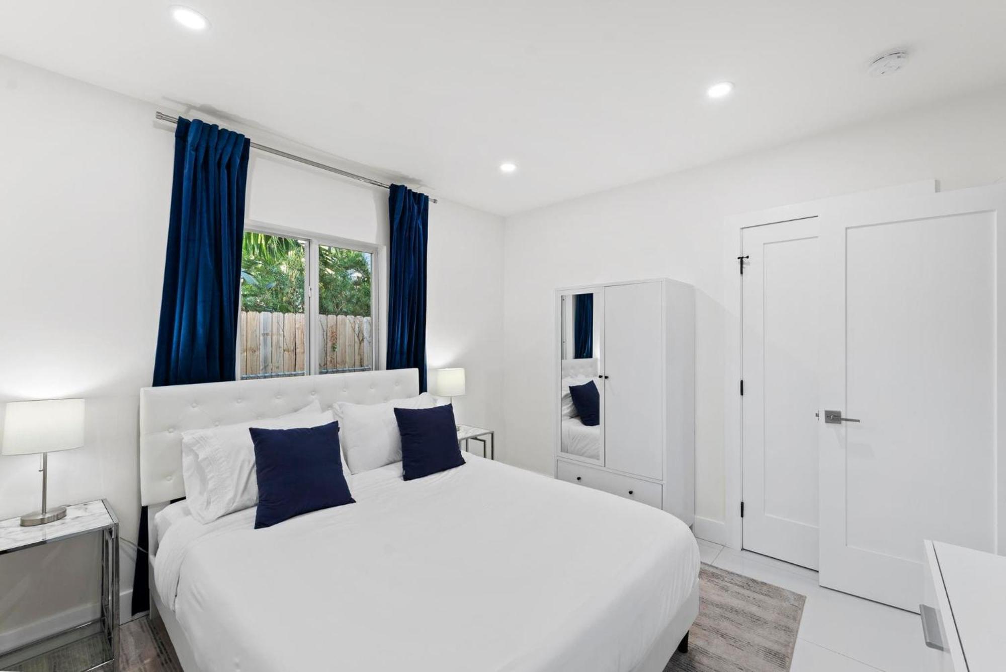 Hyperion - Stylish Steps From Apartment *