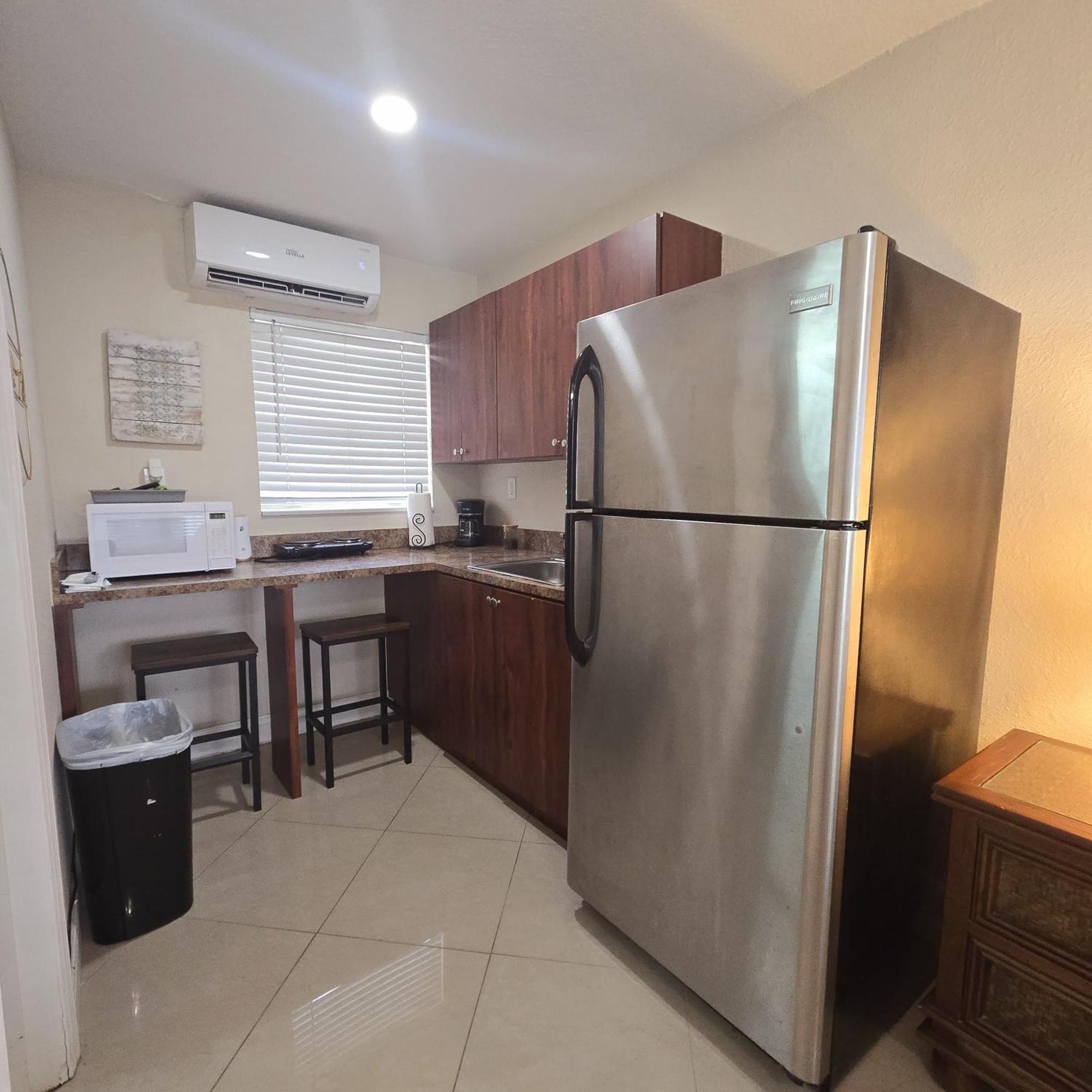 Coastal Haven: Family-friendly House With Pool Near Beaches Apartment *