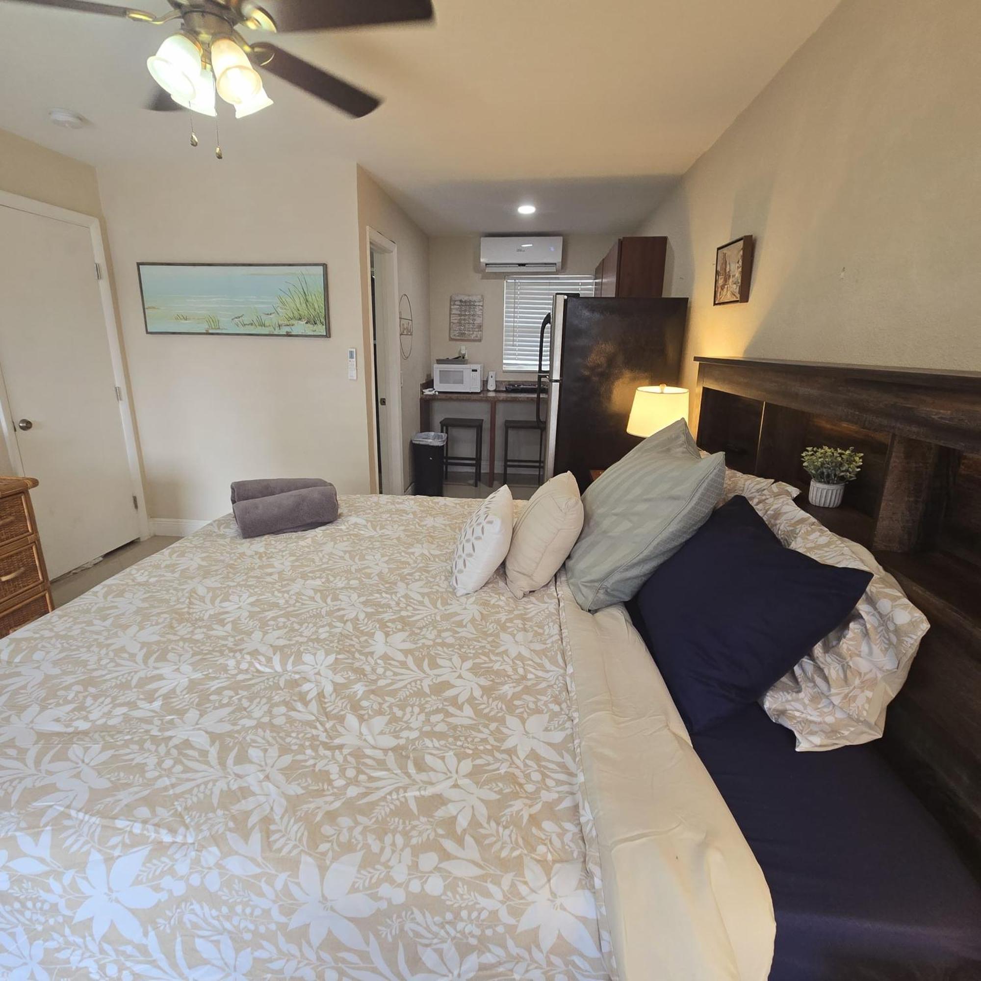 Coastal Haven: Family-friendly House With Pool Near Beaches Apartment
