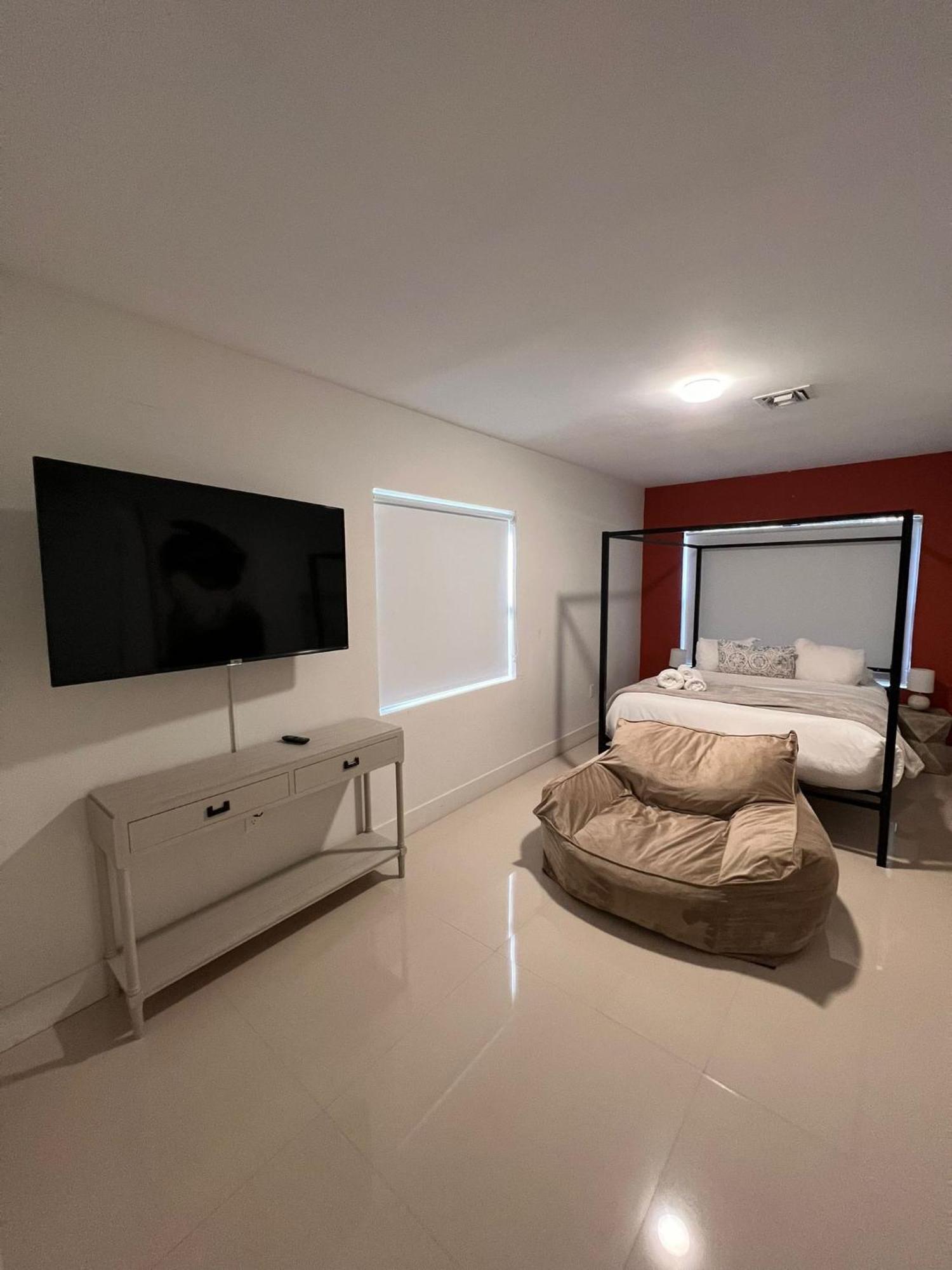 Villa Super Stylish 4 Bedroom Steps From The Fun