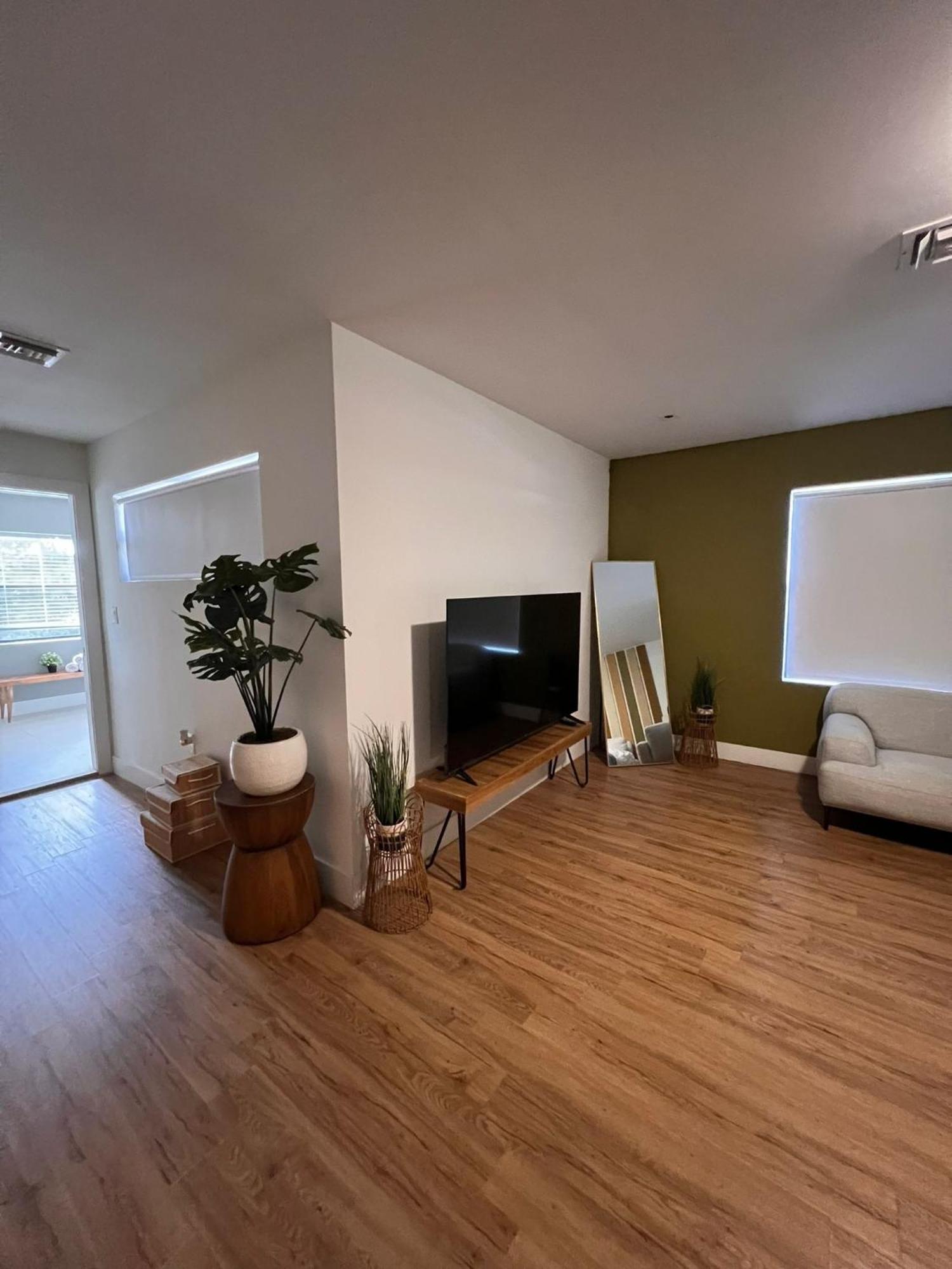 Super Stylish 4 Bedroom Steps From The Fun Villa *
