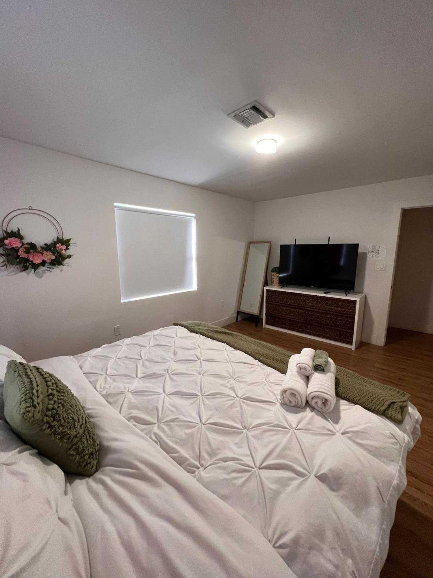 Villa Super Stylish 4 Bedroom Steps From The Fun *