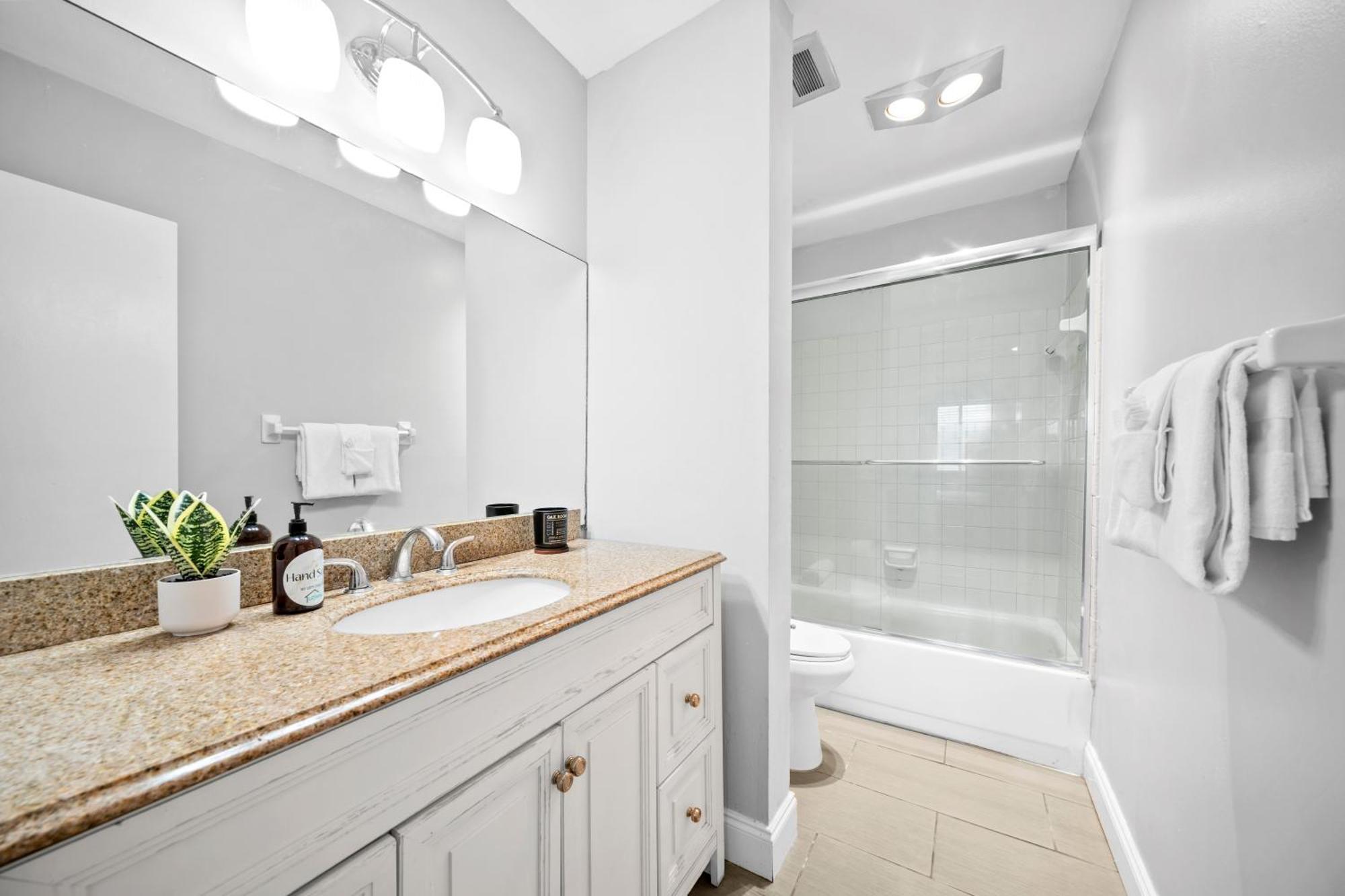 Bayview By Lowkl Apartment
