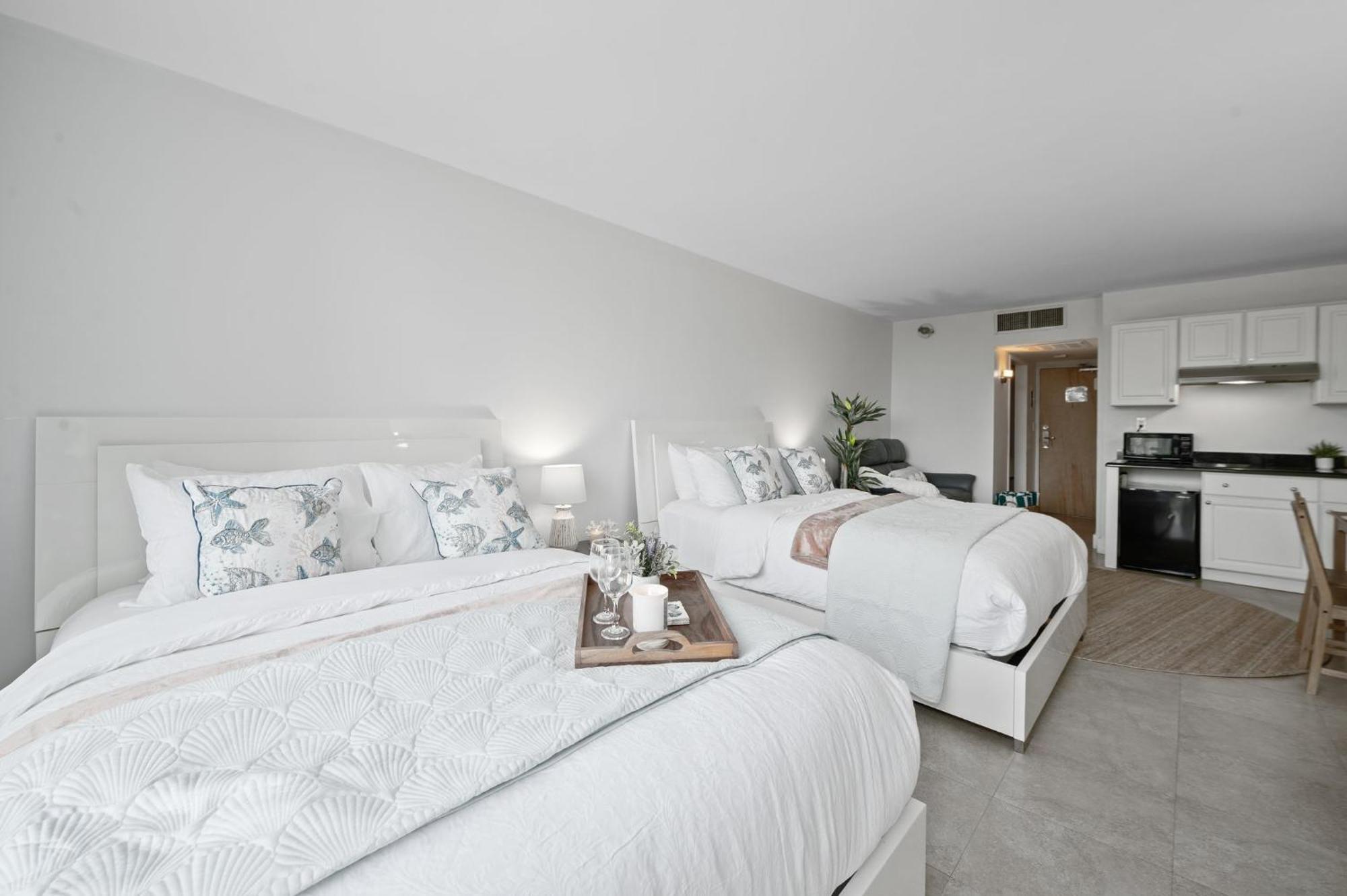 Front 2 Bed - Pool & Tiki Bar Aparthotel