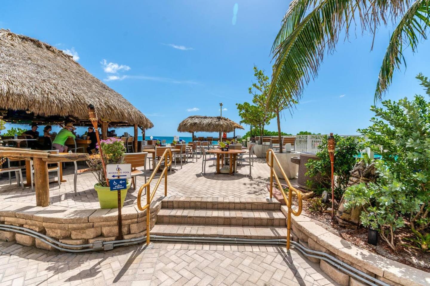 Front 2 Bed - Pool & Tiki Bar Aparthotel
