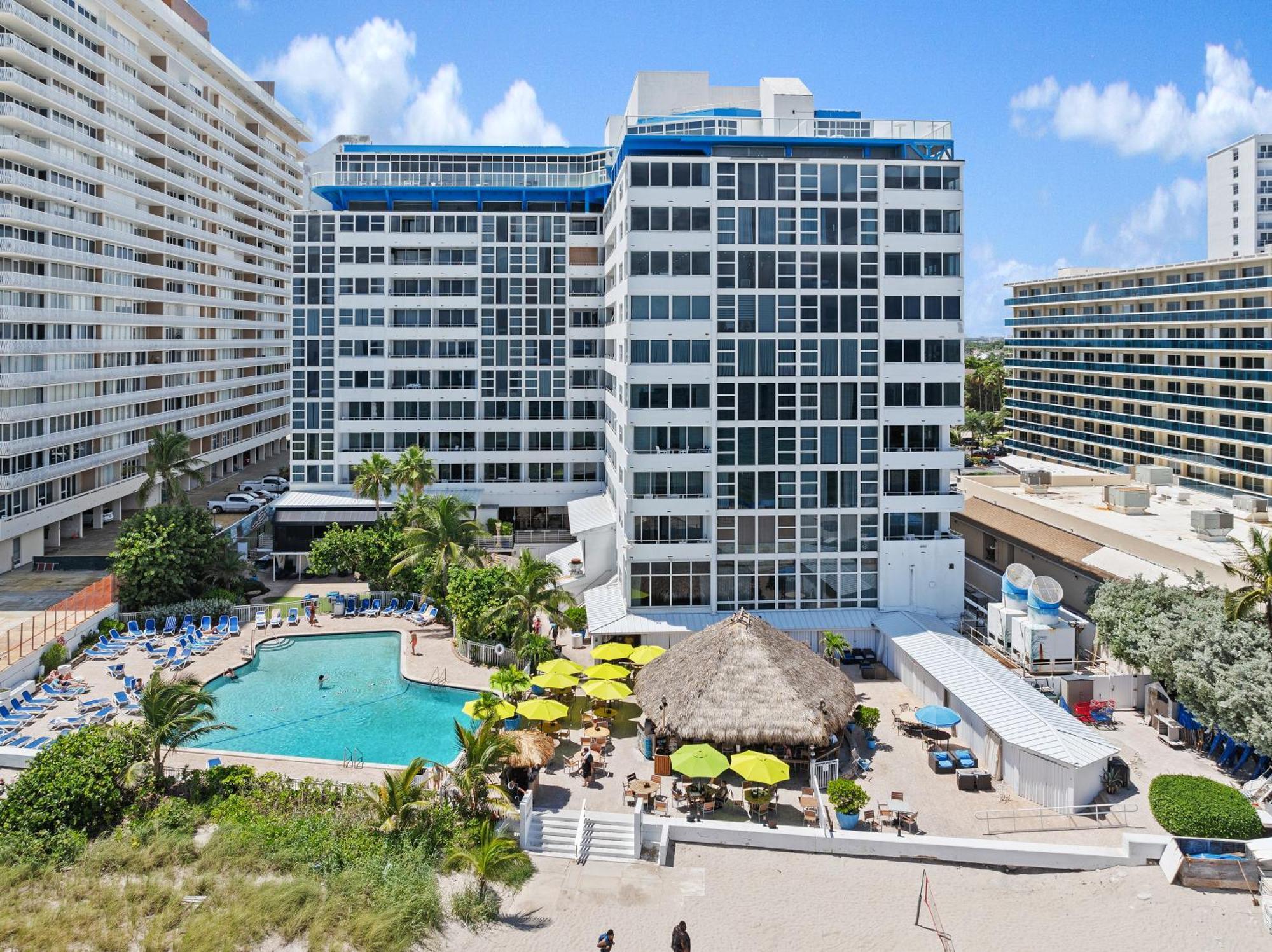Front 2 Bed - Pool & Tiki Bar Aparthotel *