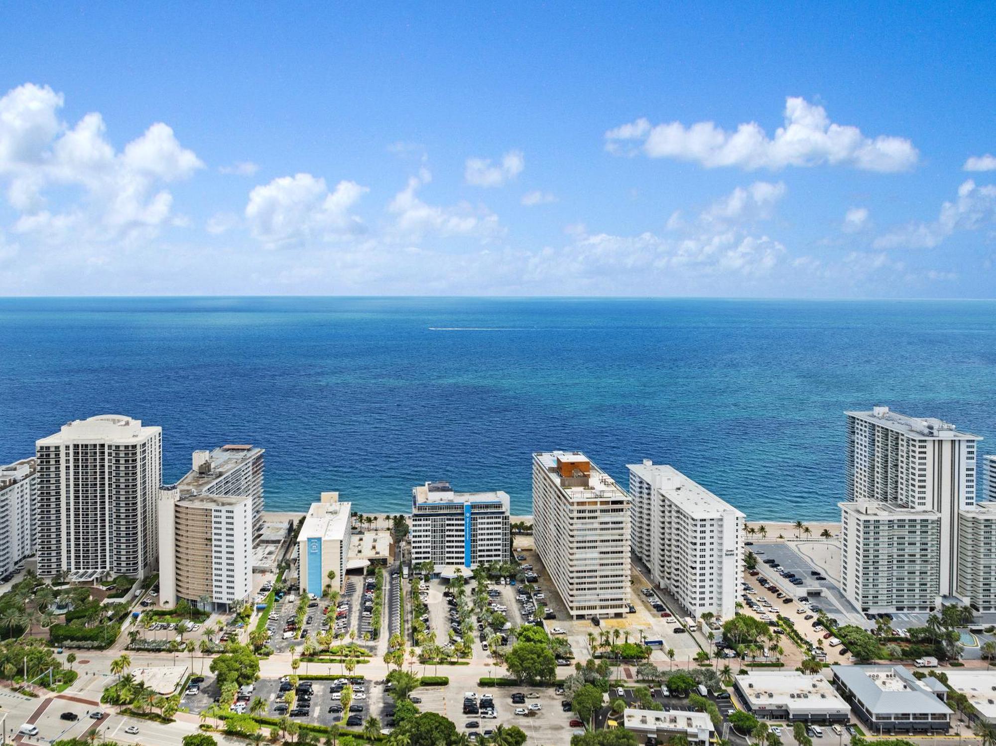 Front 2 Bed - Pool & Tiki Bar Fort Lauderdale
