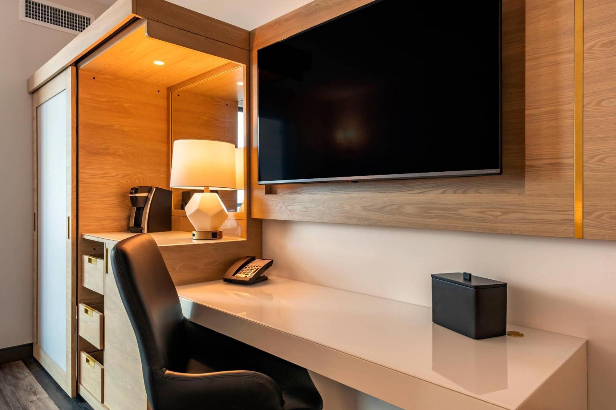 Cambria Lauderdale Hotel 3*