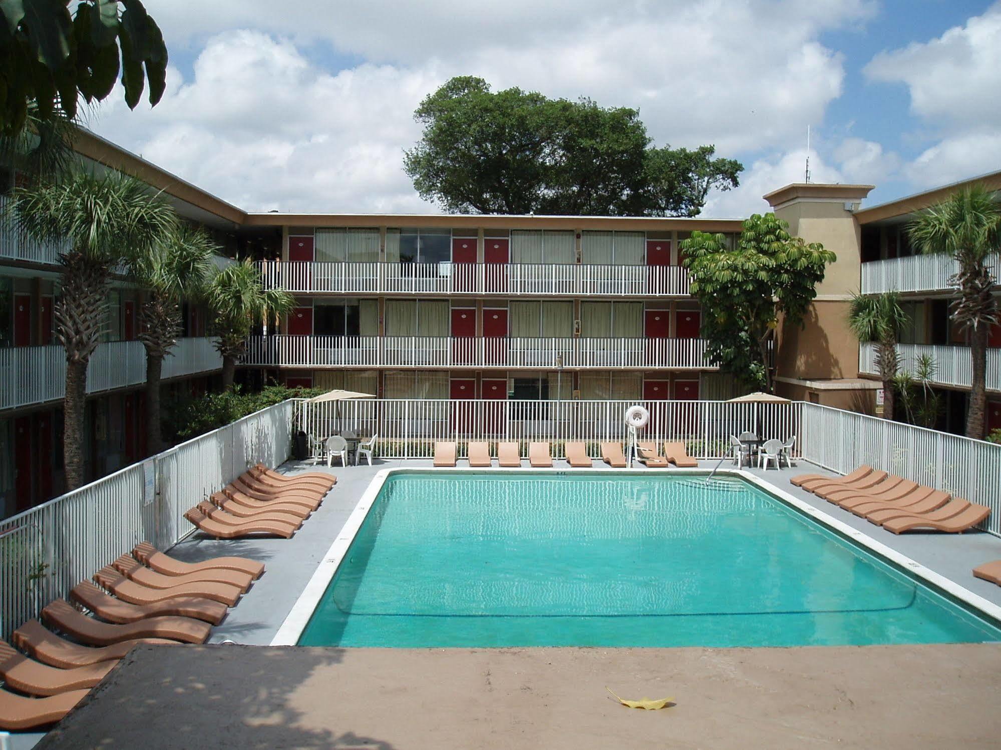 Red Carpet Airport Lauderdale Hotel Dania Beach